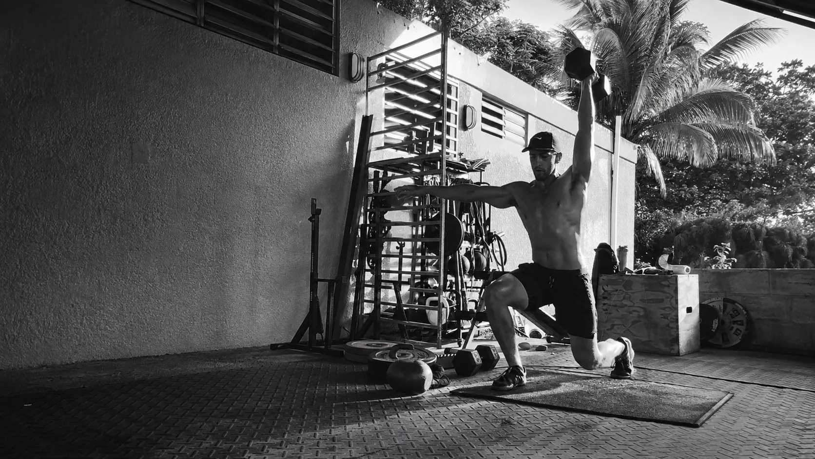 Andrés Sotomayor overhead reverse lunge
